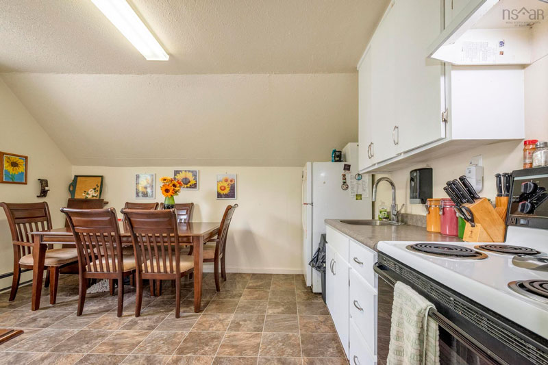 Kitchen with eat-in dining area